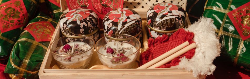 vietnamese gives each other gift baskets during tet holiday